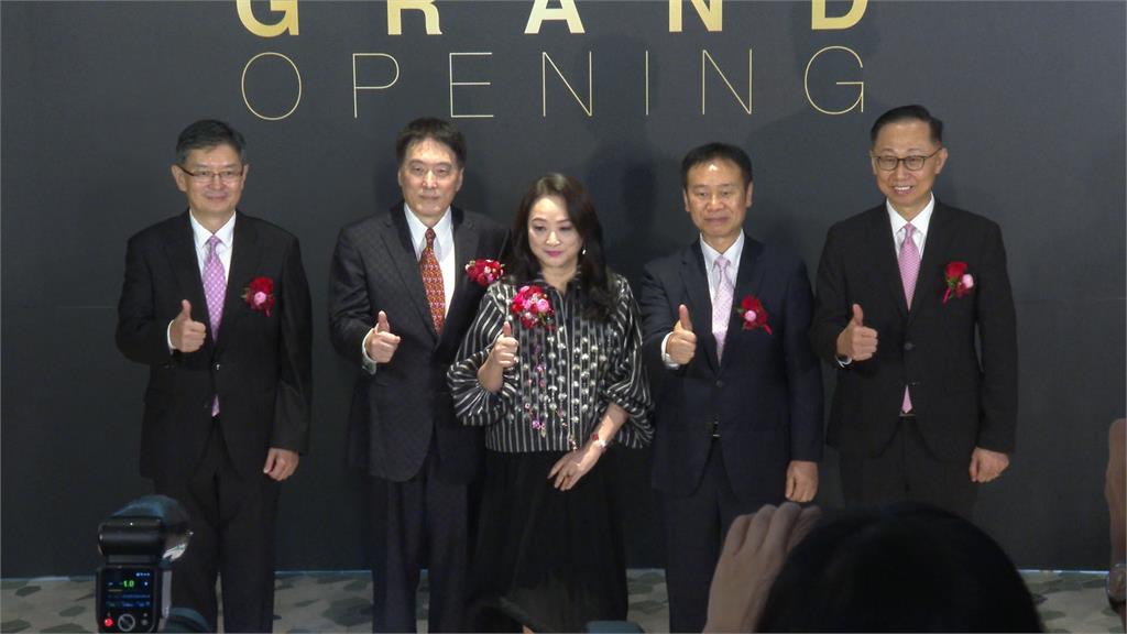 Dream plaza開幕遊客特地從宜蘭來！統一董座羅智先夫婦心情好鏡頭前鬥嘴鼓