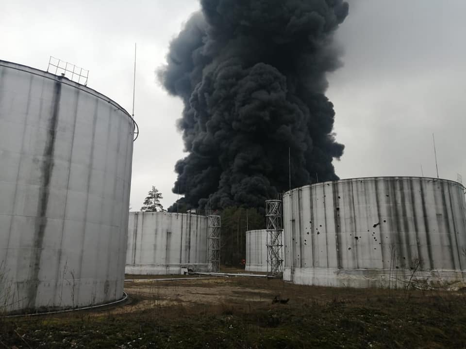 快新聞／烏克蘭北部城市油庫遭空襲　起火狂冒黑煙照片曝光