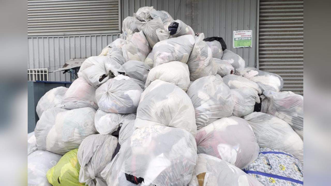 新竹舊衣回收箱成垃圾場　疑遭人長期棄置廢棄物