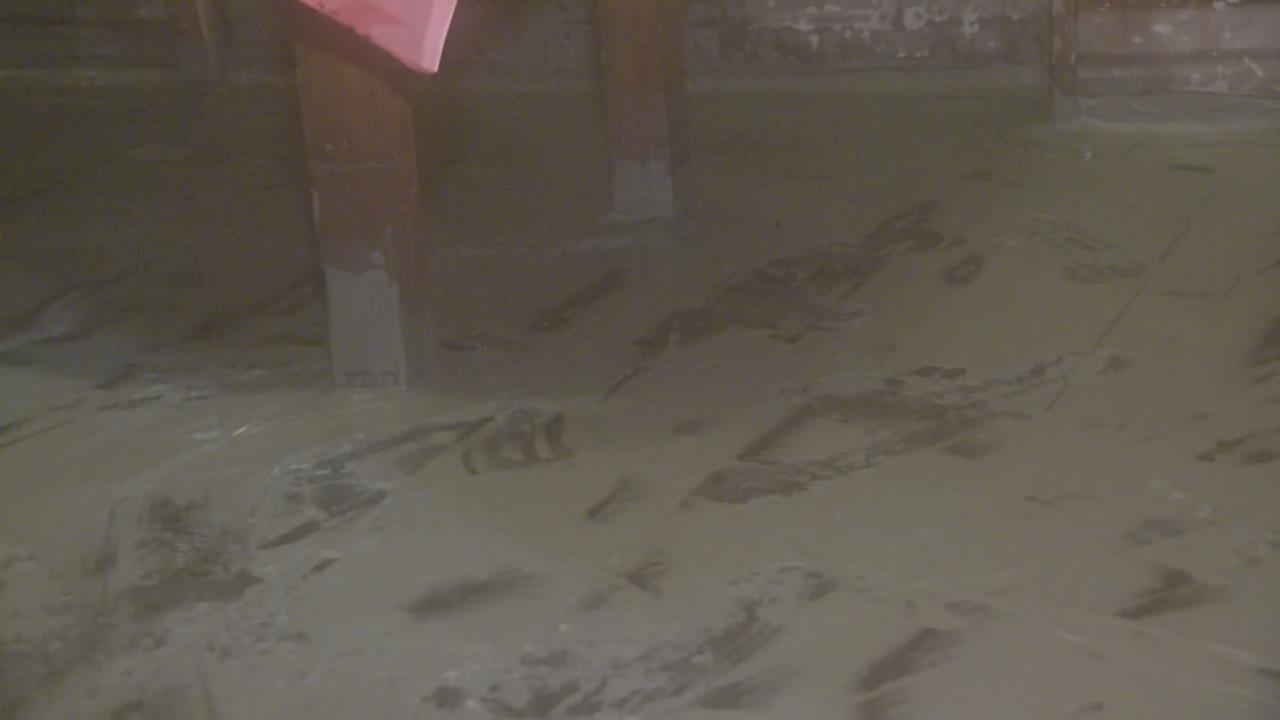 泥流覆蓋光復鄉　"自來水管全接馬太鞍溪"　　居民搬水桶接雨水