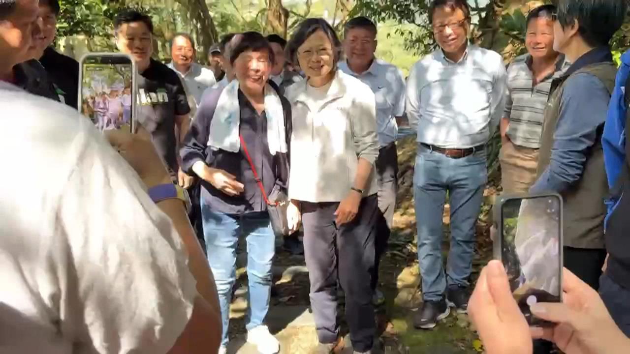蔡英文帶宜蘭縣長參選人林國漳登山　熱情粉絲搶合照