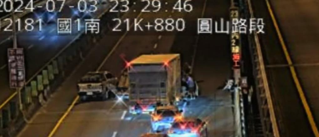 快新聞／國一暗夜「嚴重車禍」4車連環釀3傷　南下路段一度「全線封閉」