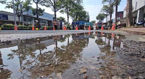 台中自來水管線爆裂　道路淹水「沒過腳踝」