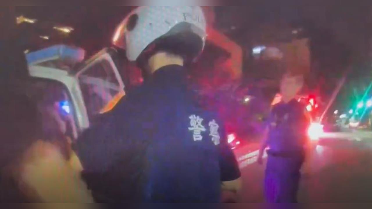 酒後失控!2女1男打成一團 醉女拒捕踢打員警遭上銬
