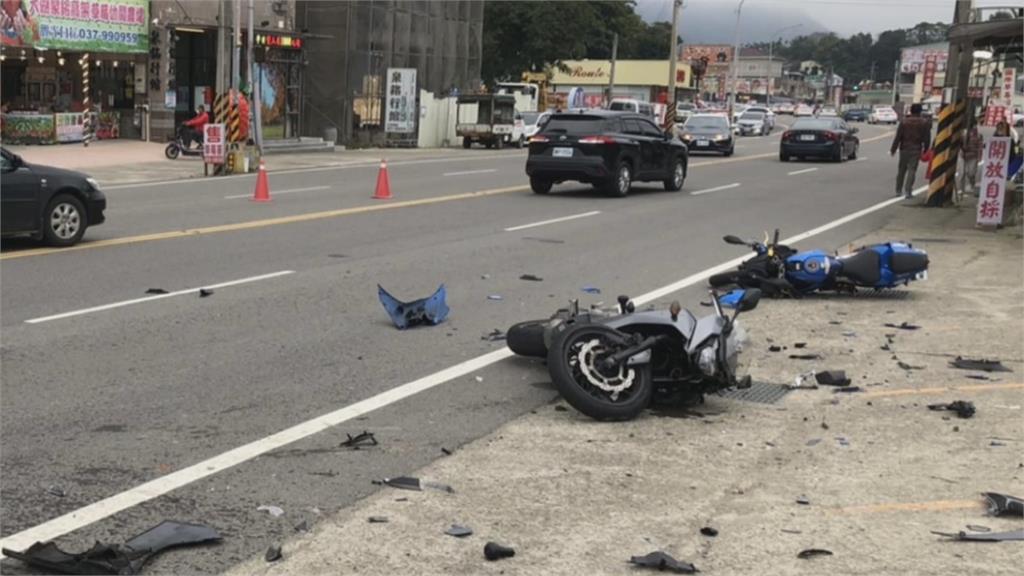 轎車左轉違規跨雙黃線　迎面撞2直行重機