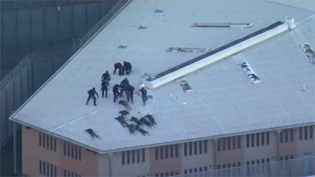 囂張！澳洲監獄暴動　囚犯縱火還爬上屋頂慶祝