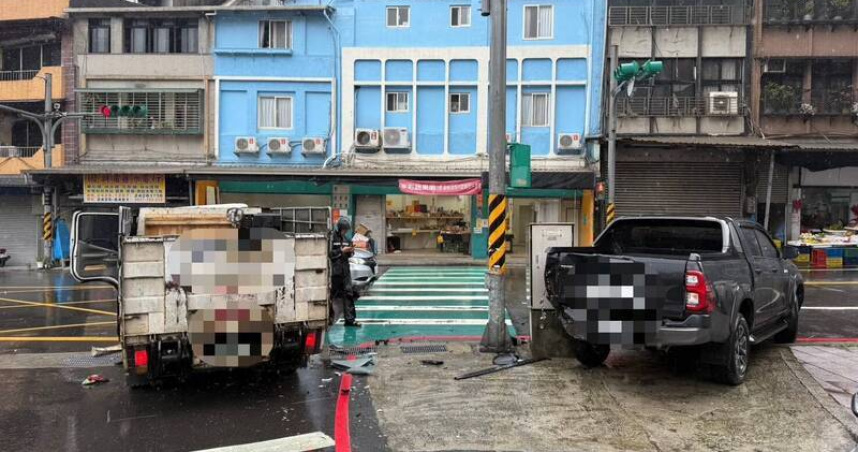 基隆小貨車煞車失靈暴衝 撞皮卡「整台擠上人行道」嚇壞路人