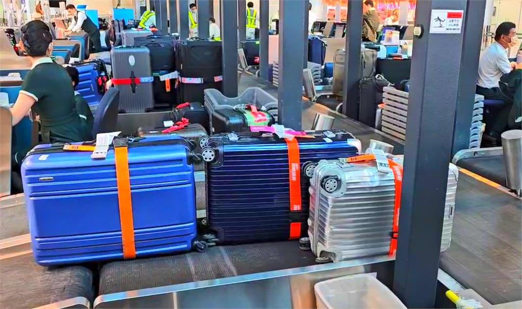 桃機二航廈行李系統當機！行李輸送帶塞車堆積如山