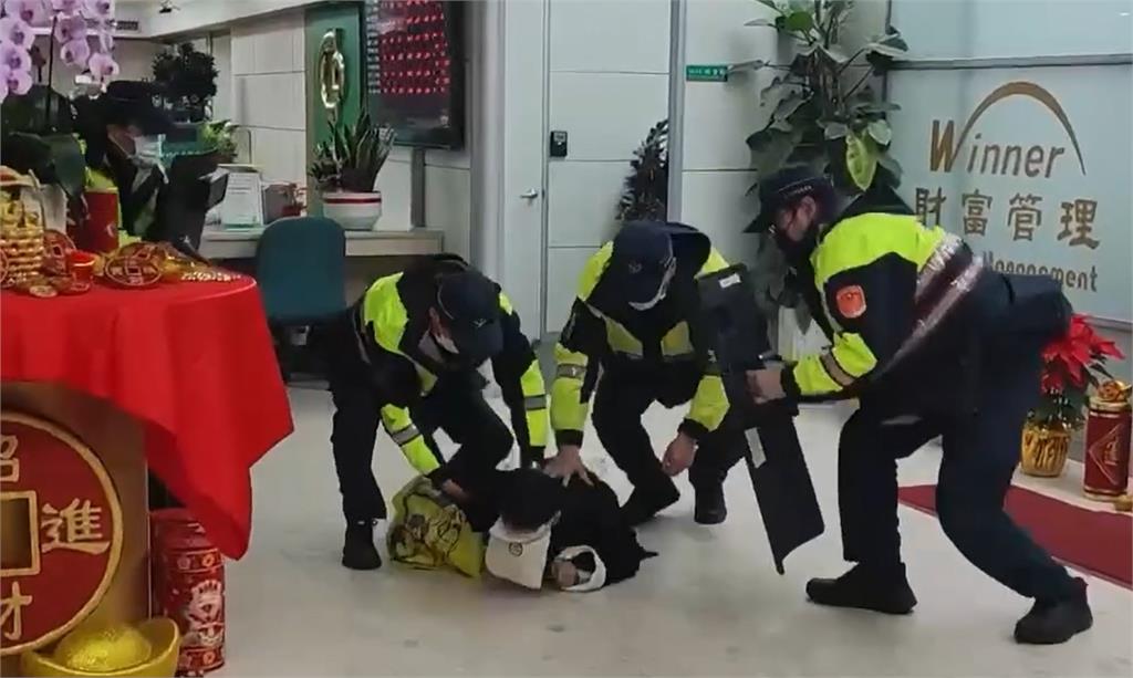 快新聞/春節存提大筆現金免擔心! 內政部:可免費申請「警察護鈔服務」
