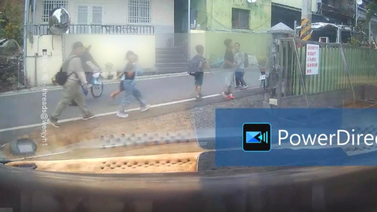 太有禮貌！汽車禮讓通行　來義學童「鞠躬高聲致謝」