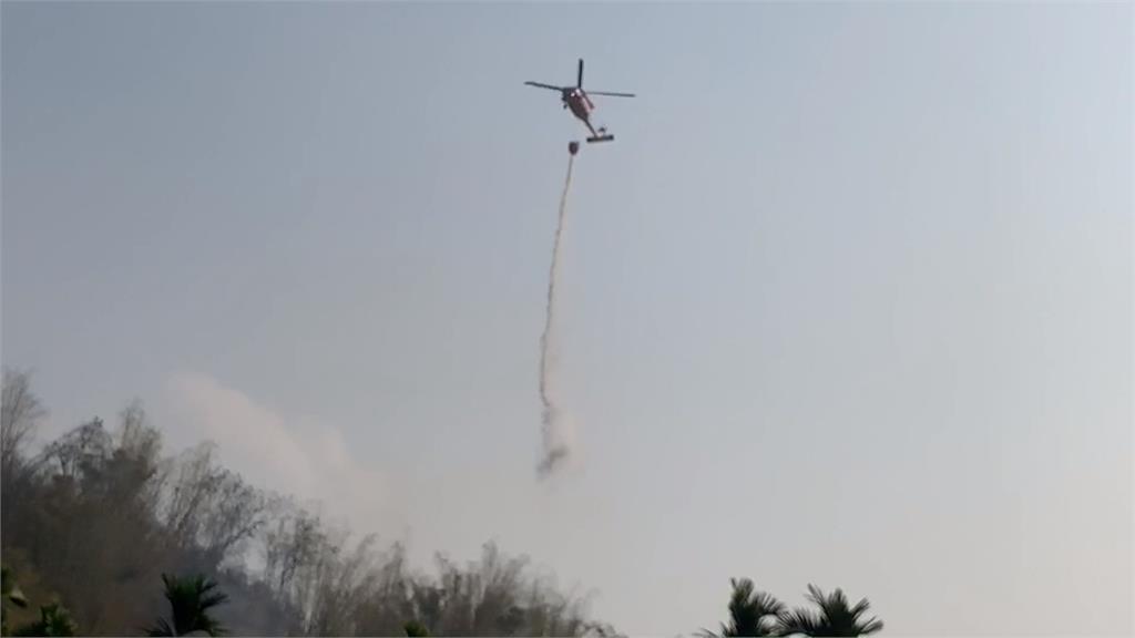 美濃山區火警 直升機吊掛水袋滅火