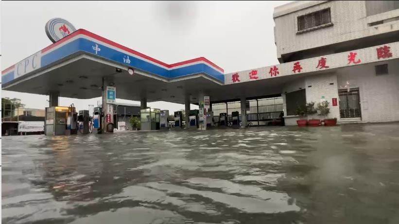 快新聞／大雨淹水災情襲捲中南部　台南民眾頻傳受困水庫緊急排洪