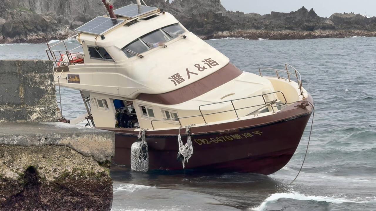 綠島潛水客船擱淺 船上20人跳船 幸全數平安上岸
