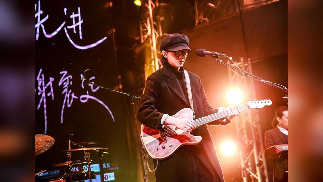「金曲新人」淪通緝犯！謝震廷急奔警局自首...後悔道歉揭「未到庭原因」