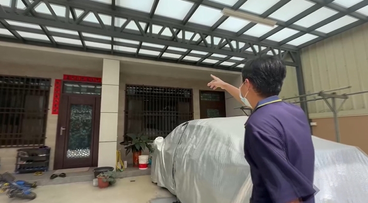 工程業者竟爬別人家採光罩進社區　屋住未被告知！疑貪圖方便恐觸法