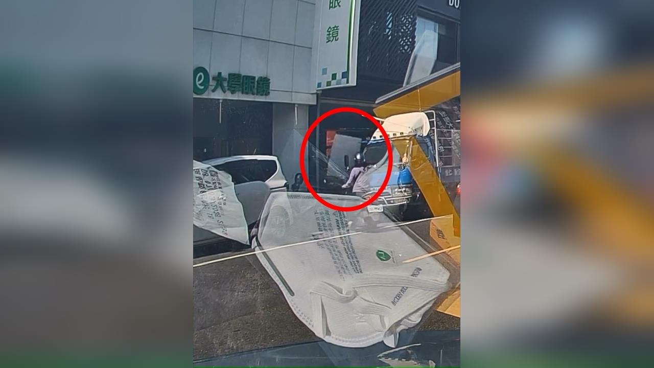 高.屏颳強風! 外牆壁貼被吹落 騎士險遭削中腦門