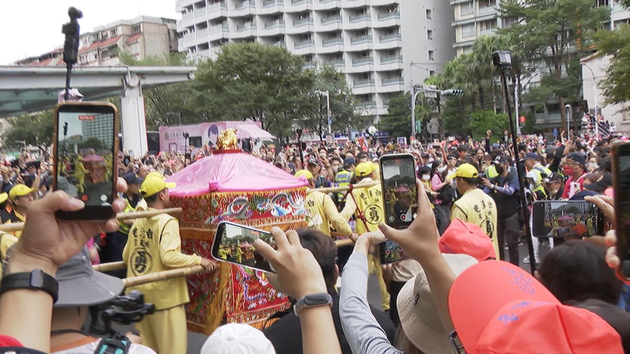 粉紅超跑進醫院!媽祖贊境為病患祈福人潮滿滿