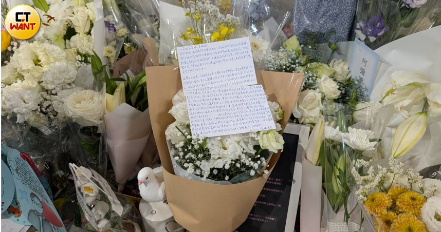 疑求學軍中遭霸凌! 張文哥獻花余家昶、余媽媽:謝謝你把英雄帶來世上