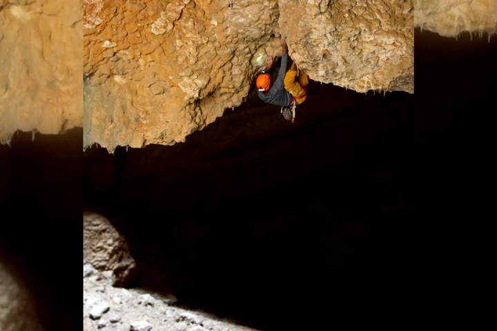 中東神祕洞穴攀岩 極限玩家一度失手
