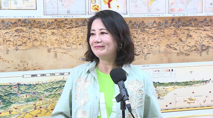 快新聞/尷尬!傅崐萁搭民眾肩膀「被甩開」 吳思瑤狠酸:政治渣男裝可憐