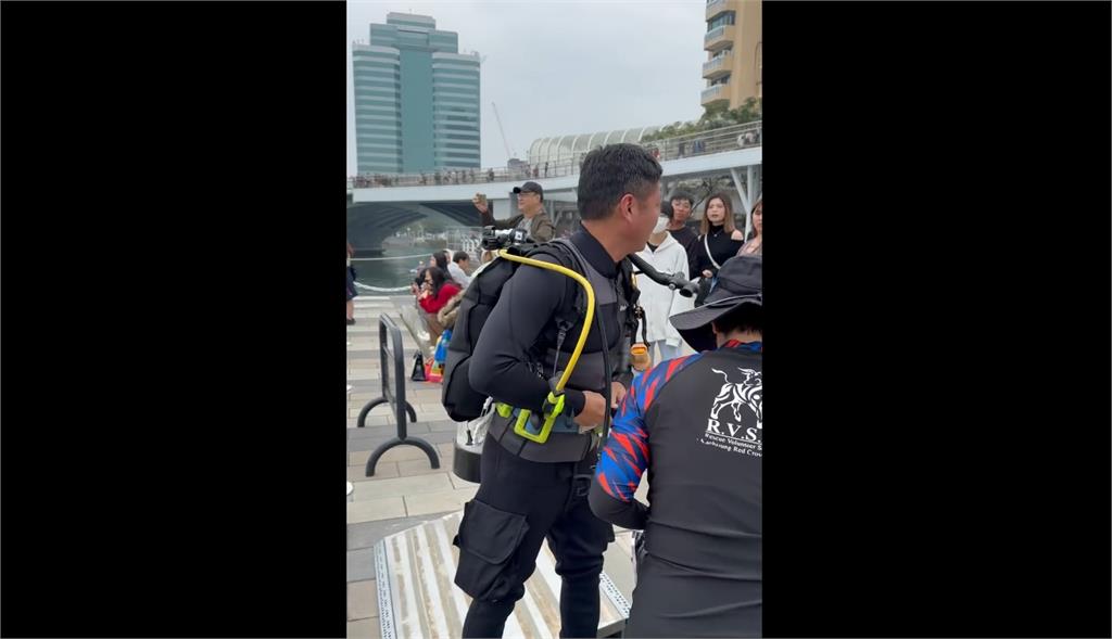 這下慘了！出國前愛河灣朝聖英熙　放護照包包落水...結果GG