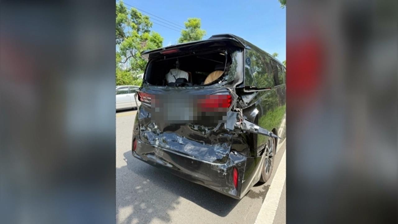 張麗善座車遭混凝土車追撞！　車尾全毀幸人平安無事
