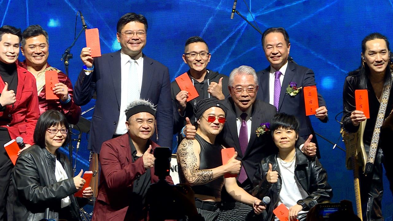 被電子業耽誤的情歌王子！　金寶許勝雄尾牙開唱　全場暴動