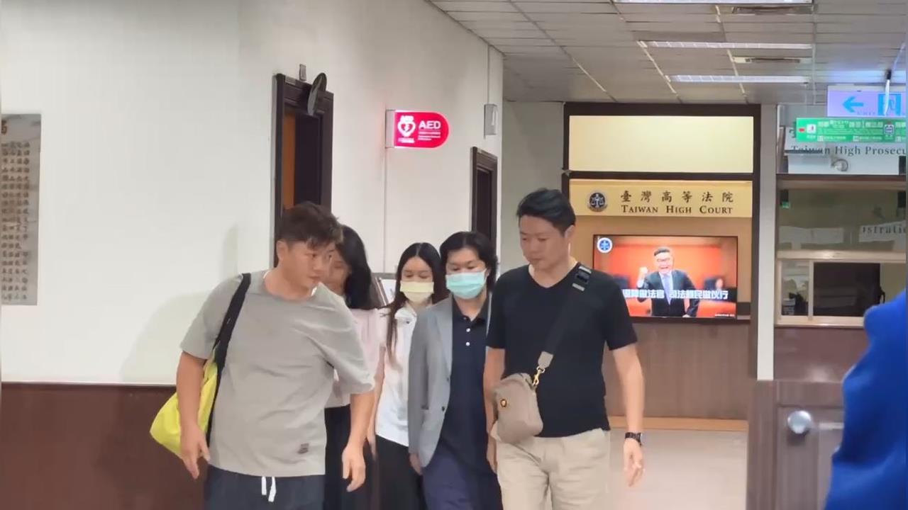 快新聞／高院破天荒自為裁定！陳怡君百萬交保　被問辭議員快閃不答