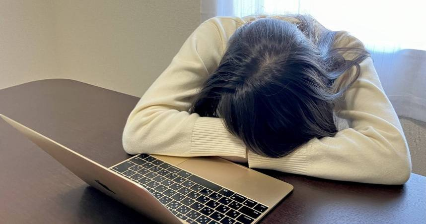 同事午休在看「1網站」!她嘆狀態不對 網搖頭:管好你自己