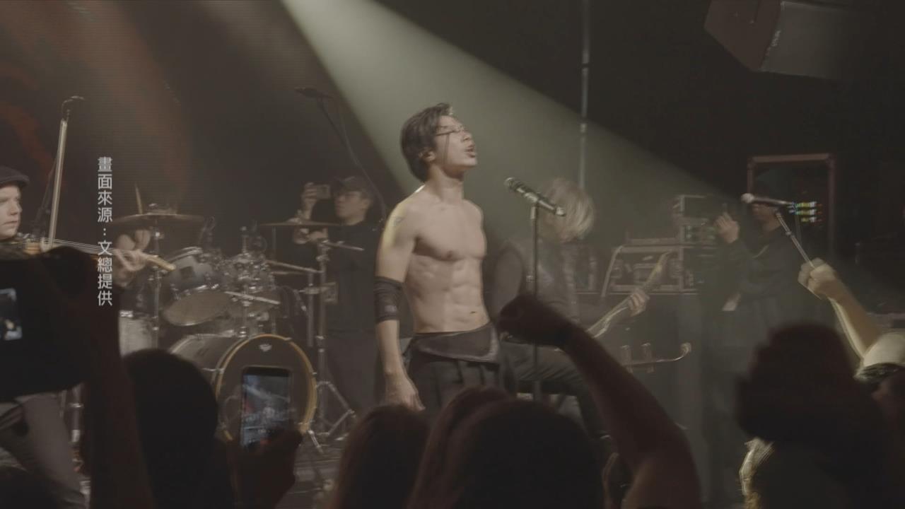 林昶佐芬蘭文＂死腔＂打招呼　秀八塊肌開唱重金屬音樂