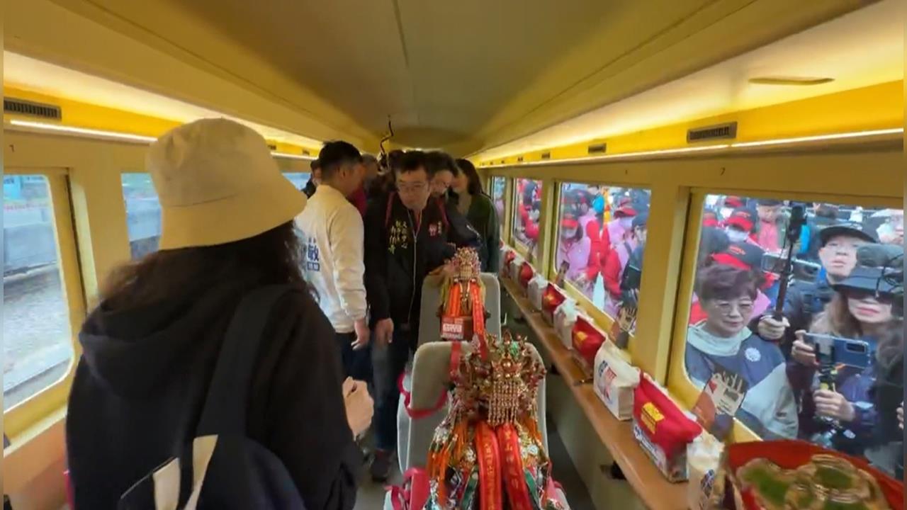 神明旅遊！三尊海神媽祖搭阿里山小火車　首站抵奮起湖　大批信眾跟隨