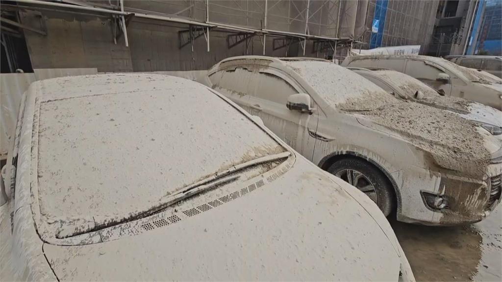 快新聞／15輛車遭殃！桃園建案施工「泥」從天降　建商允諾會負責