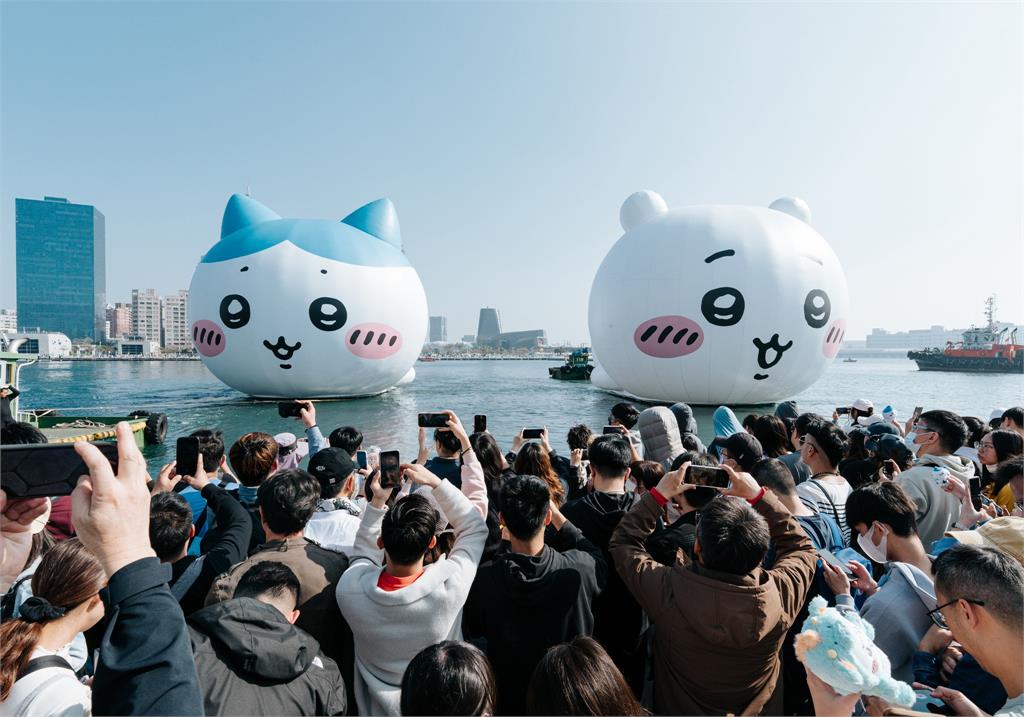 快新聞/高雄燈會正式開幕!「水門禮」迎接吉伊卡哇、小八貓 兔兔烏薩奇港邊玩耍