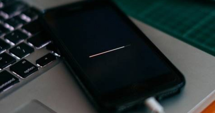 邊充電邊滑手機釀悲劇 巴西15歲少女「意外觸電倒地」身亡