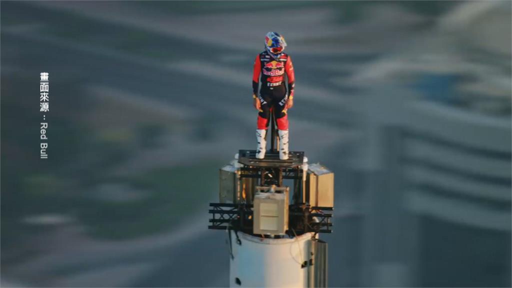 英摩托車手上演杜拜飆車秀　站上世界最頂端