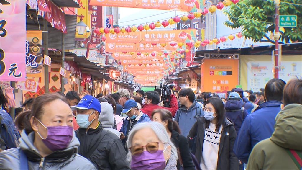 台北年貨大街開張湧人潮　業者看好年節商機備貨量增