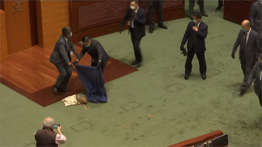 香港國歌法二讀辯論場面混亂 民主黨議員丟腐爛植物