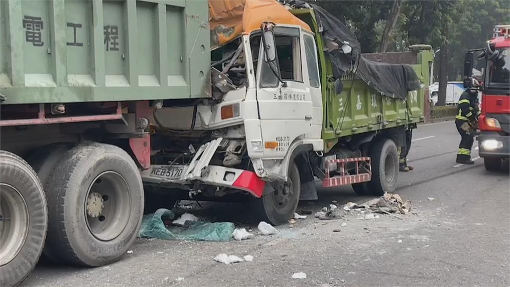 誰的紙箱掉滿地！　工程車停車清除遭回收車追撞