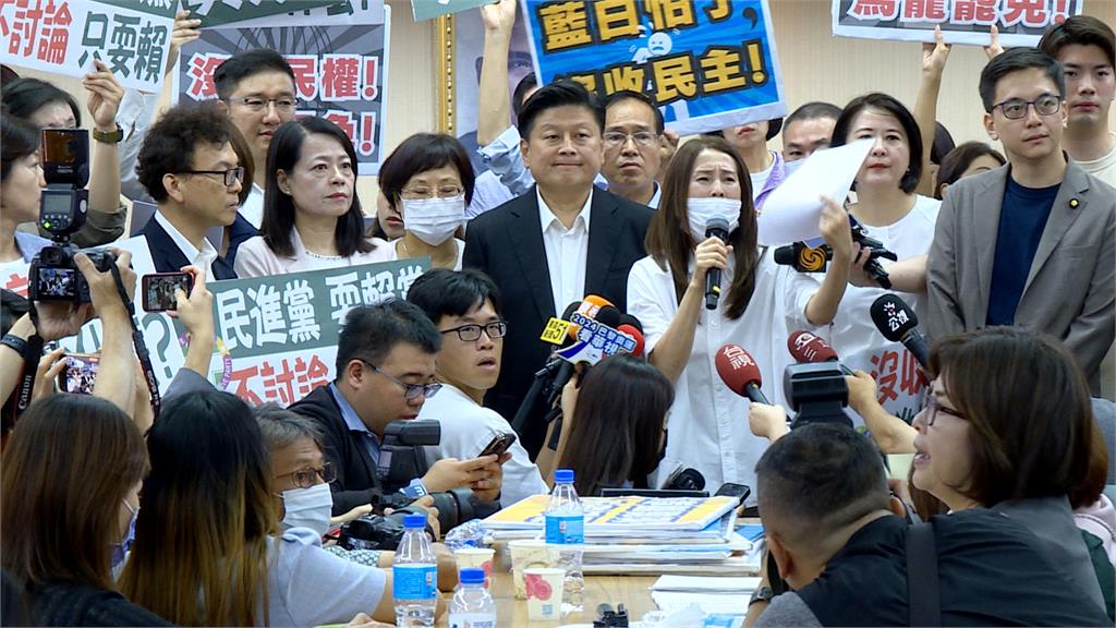 選罷法修法藍綠衝突！　張宏陸抽走議事錄一度爆推擠