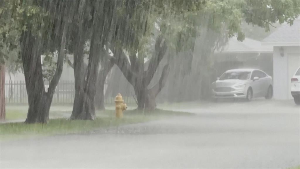 佛州暴雨釀洪水! 邁阿密馬路變水路、民眾划獨木舟