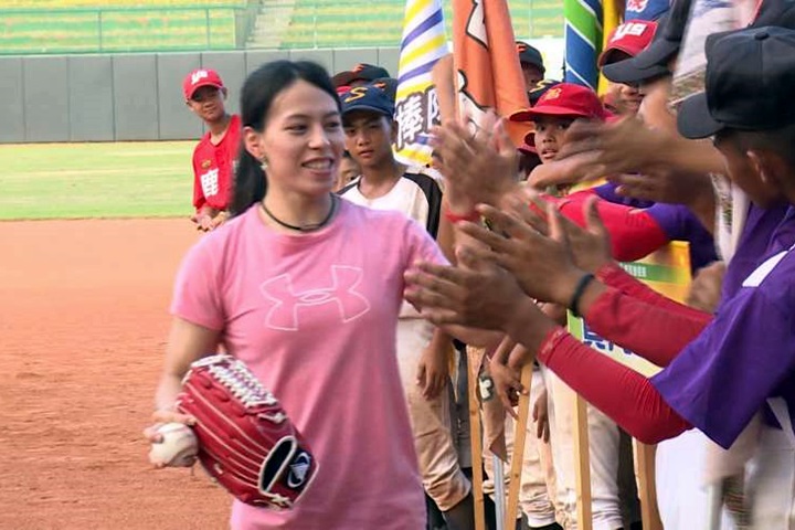 郭婞淳回母校捐40萬  勉勵學弟妹勤練爭光