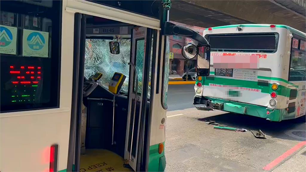 快新聞／新北<em>三重</em>2公車入站追撞「玻璃碎裂」！　3人受傷送醫