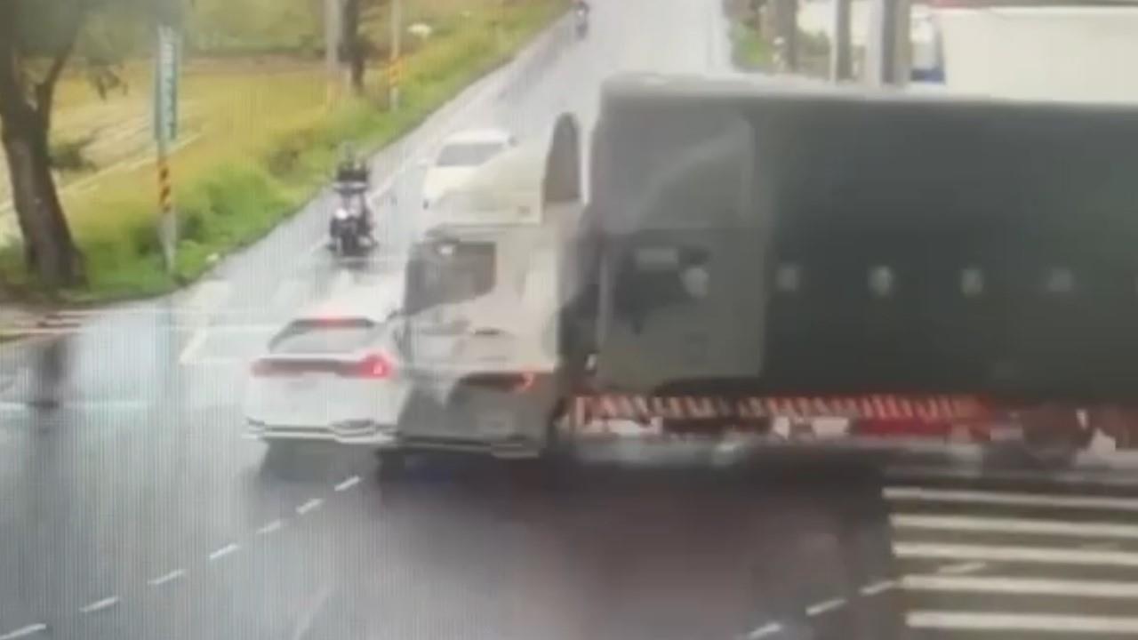 快新聞／憾！桃園楊梅「大車高速撞小車」2死1重傷　駭人畫面曝光了
