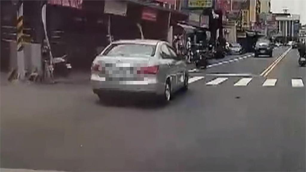 台南永康傳毒駕！62歲男衝撞5機車2汽車　警方起出海洛因、吸食器