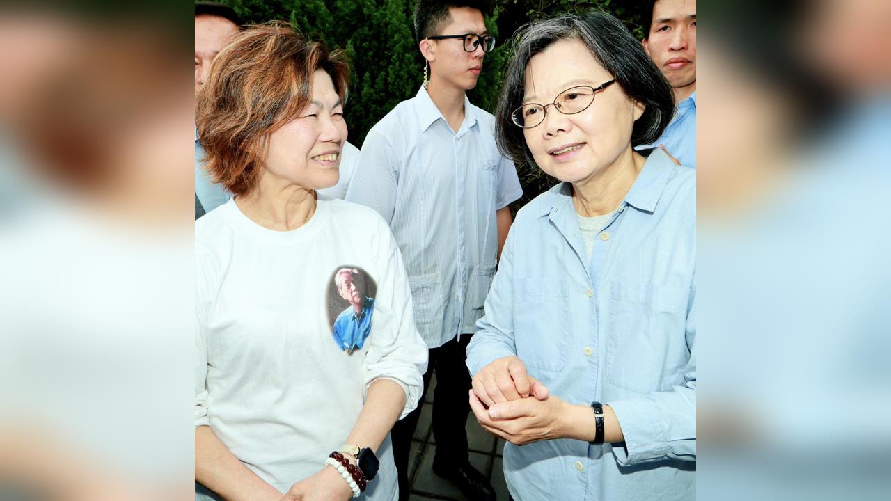 快新聞／前輩走過的路不容易...蔡英文看望「兩位老人家」：謝謝給台灣民主自由