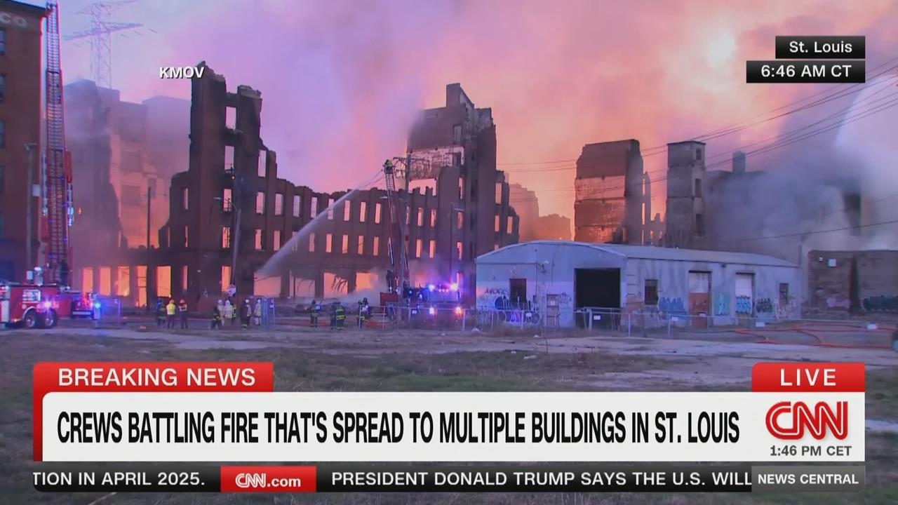 美國密蘇里倉庫大火! 延燒四棟建物、出動逾200消防員救災