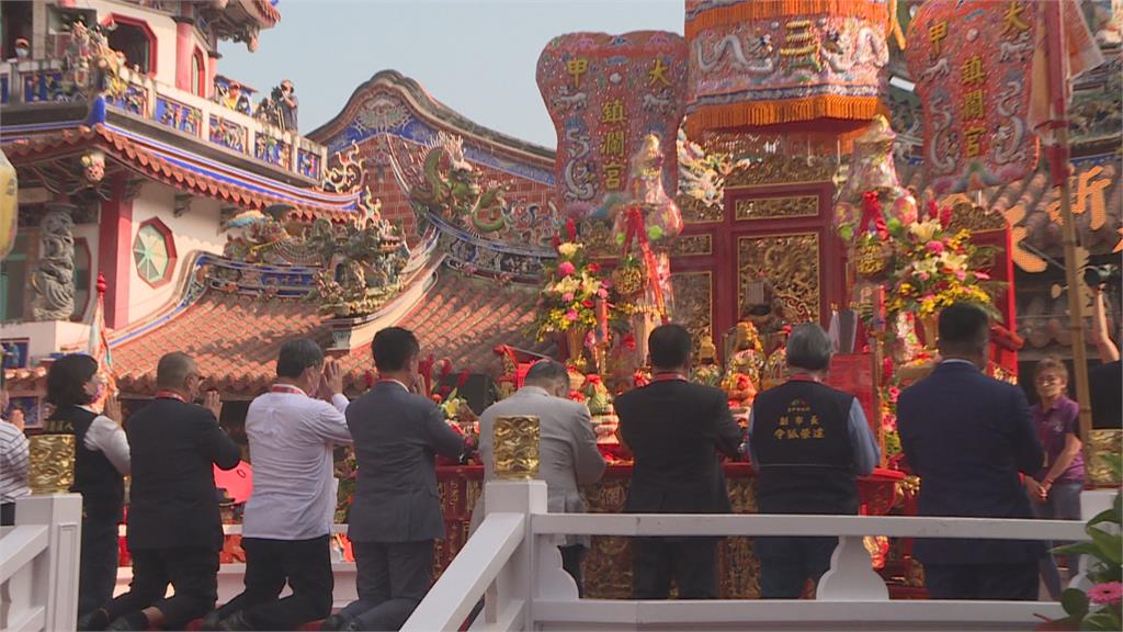 壯觀隆重！ 大甲媽祝壽大典　大批信眾虔誠跪拜