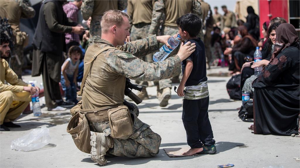 阿富汗孩童沒水喝…美國大兵「跪地餵水」1人1口暖心畫面曝光