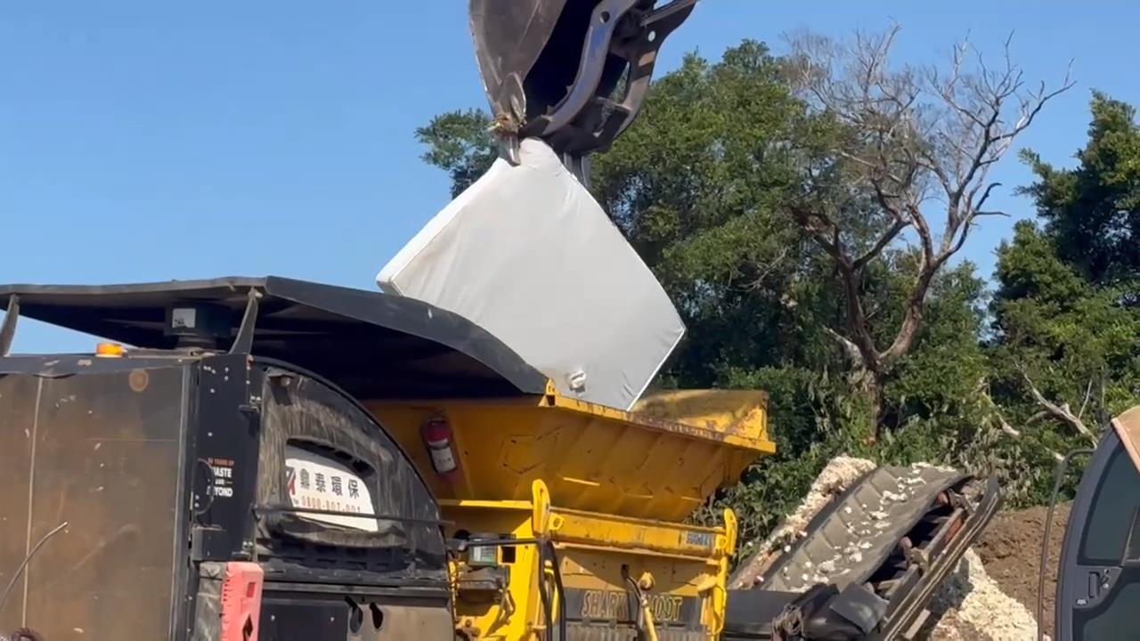 新竹"床墊山"難解！縣府引進破碎機具加速去化