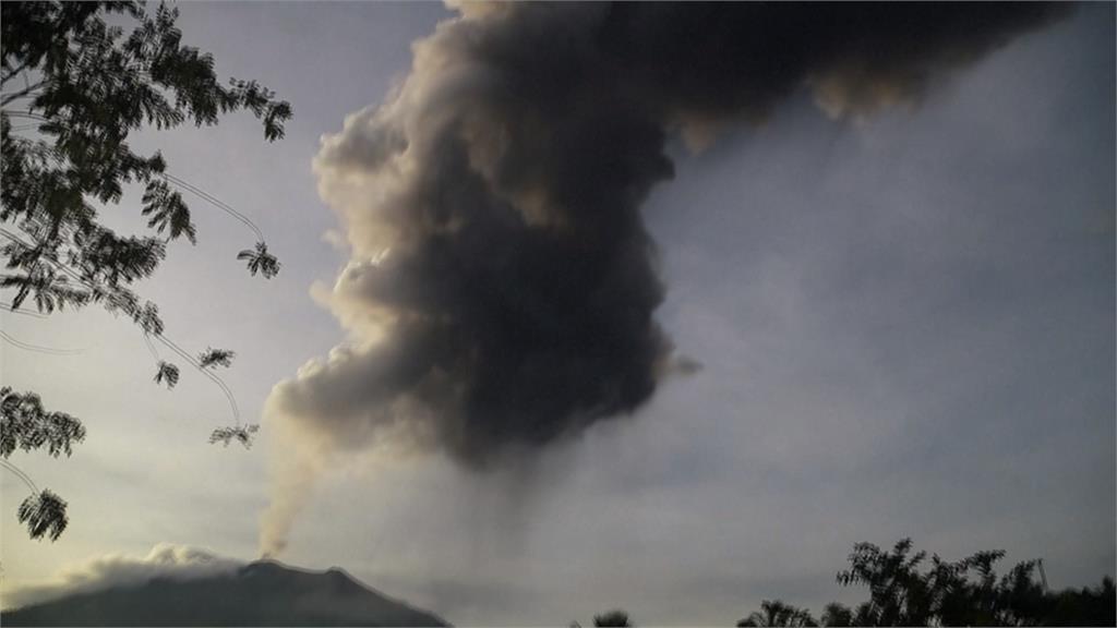 印尼伊布火山五度噴發　火山灰噴高四公里　緊急疏散3000居民